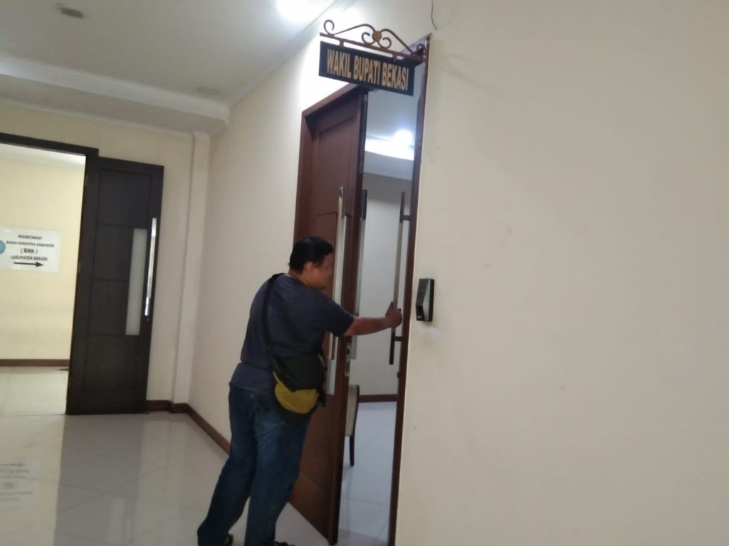 Wartawan melonggok ruangan wakil bupati Bekasi yang kosong. KARSIM PRATAMA