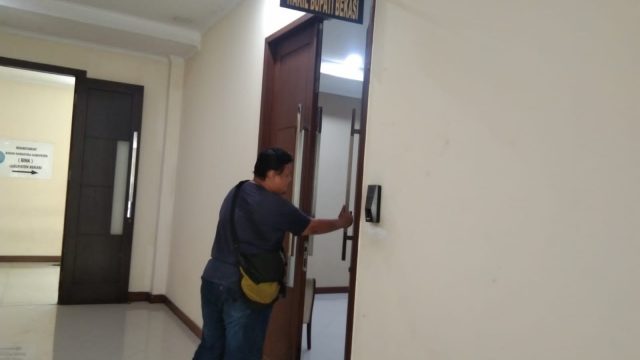 Wartawan melonggok ruangan wakil bupati Bekasi yang kosong. KARSIM PRATAMA
