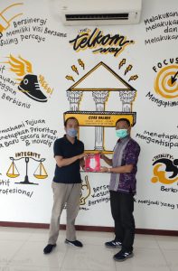 GM Witel Bekasi Serahkan Hadiah kepada Pemenang Undian IndiHome Program Promo 12.12