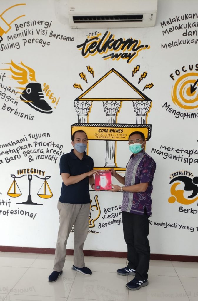 GM Witel Bekasi Serahkan Hadiah kepada Pemenang Undian IndiHome Program Promo 12.12