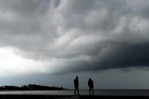Tunda Bepergian Akhir Tahun, Hujan Ekstrem Sejak Malam hingga Dini Hari