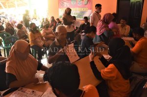 Lansia Prioritas Terima Bantuan