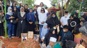 Langit pun ‘Menangis’ Iringi Pemakaman Pak Ogah di TPU Jatisari