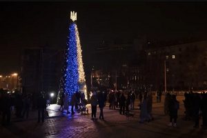 Pohon Natal Tertinggi di Medan Perang Ukraina Alami Krisis Pasokan Listrik