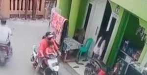 Viral, Pasutri Terekam CCTV Curi Handphone di Rawabebek