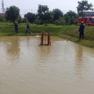 Buaya Terdampar di Showroom Motor di Rawalumbu, Rescue Damkar Belum Berhasil Evakuasi