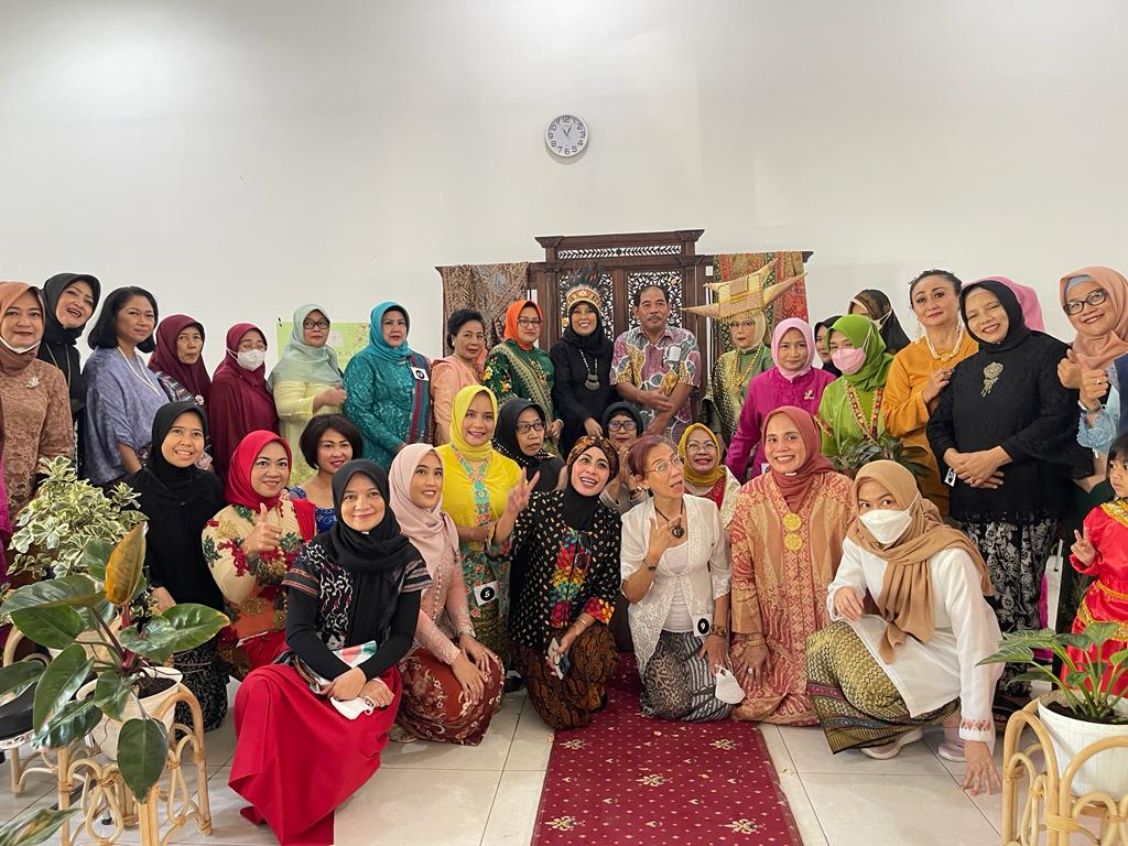 Crystallure dan Instaperfect Dukung Para Ibu untuk Bangga Berkebaya    
