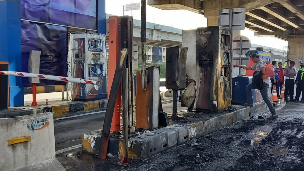 Mesin Mendadak Mati, Mobilio dan Mesin Tap Terbakar di Gerbang Tol Becakayu Bintara Jaya, Ternyata…