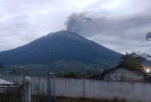 Gunung Kerinci di Jambi Erupsi