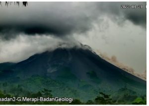 Gunung Merapi Keluarkan Suara Guguran