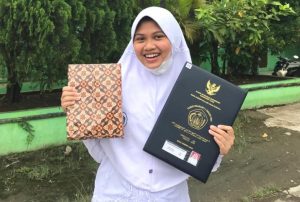 Hobi Kumpulkan Sertifikat Penghargaan   