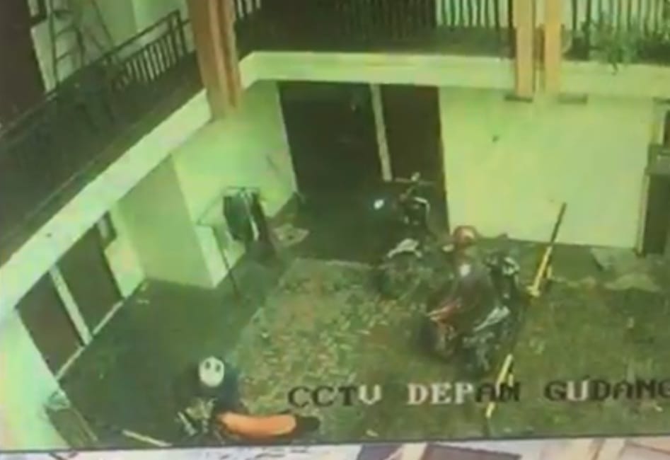 Detik-detik Curanmor Beraksi di Pekayon Terekam CCTV
