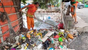 Puluhan Ton Sampah Kota Bekasi Dibuang Setiap Hari ke Kali