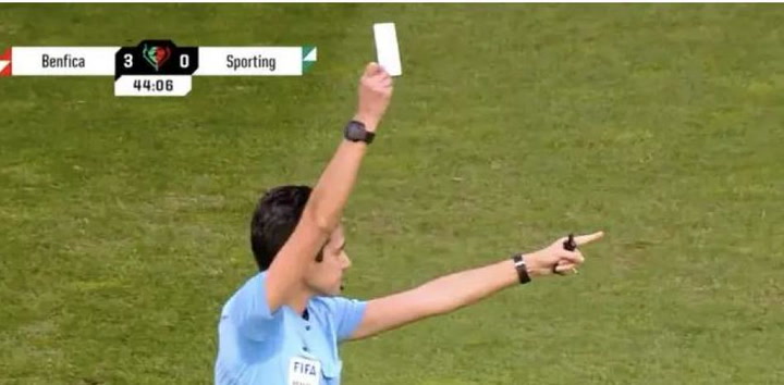 Pertama Dalam Sejarah, Wasit Keluarkan Kartu Putih di Pertandingan Ini