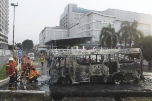 Mobil Travel Ludes Terbakar