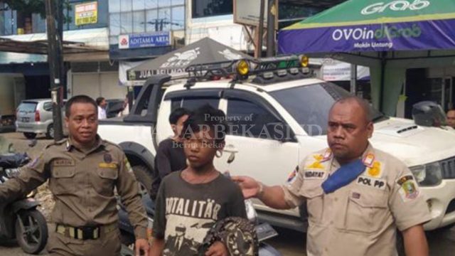 DIAMANKAN:Salah satu anak punk yang diamankan Satpol PP dan dibawa ke Rumah Singgah Mustikajaya, Kota Bekasi, Senin (16/1). IST/RADAR BEKASI
