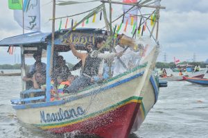 Ribuan Nelayan Gelar Ritual Larung Sesaji