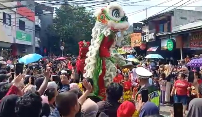 Massa Membludak Tonton Arak-arakan Cap Go Meh 2023, Jalan Mayor Oking-Jalan Kartini Macet Total
