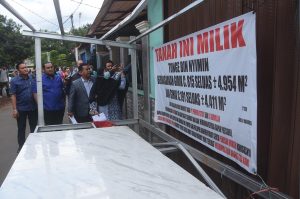 Diduga Serobot Tanah, Polisi Dilaporkan Warga