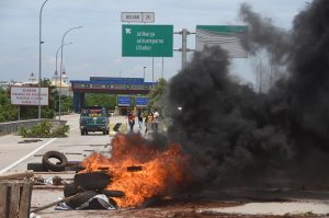 Empat Jam Tol Jatikarya Lumpuh
