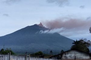 Gunung Kerinci Erupsi Lagi Satu Jam Lebih