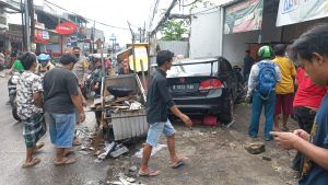 Pengendara Honda Civic Ini Diduga Mabuk, Seruduk Gerobak Mie Ayam dan Gorengan di Kaliabang Tengah