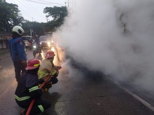 Diduga Korsleting Arus Pendek, Mobil MPV Proton Ini Hangus Terbakar di Mustikajaya