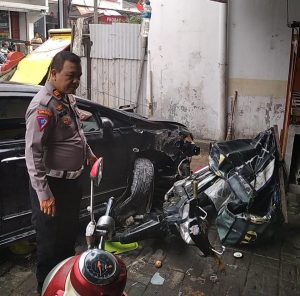 Polisi Periksa Pengemudi Honda Civic Penyeruduk Empat Motor dan  Dua Gerobak di Kaliabang Tengah