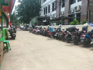 Ada Petugas Dishub, Parkir Liar Kucing-kucingan Samping Pemkot Bekasi