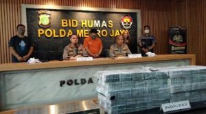 Pengedar Dolar Palsu 108.668 Lembar Ditangkap, Lihat Nih Barang Buktinya