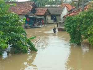 Banjir Rendam 2 Desa di Cikarang Utara, Sigini Ketinggian Airnya