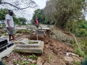 Ratusan Makam Tempat Pemakamam Umum Kampung Ketapang Cikarang Barat Ini Longsor