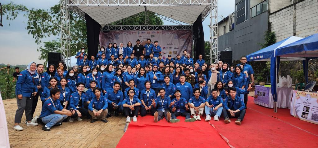 Mahasiswa LSPR Helat Festival Kampung Adat Kranggan