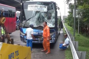 Mobil Rombongan Suporter Sepak Bola Kecelakaan Beruntun