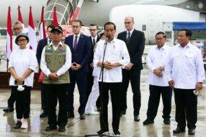 Sepatu Kanan Kiri Bu Menlu Beda Warna, Begini Komentar Warganet