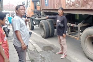 Pria Pengendara Motor Tewas Terlindas Truk Kontainer