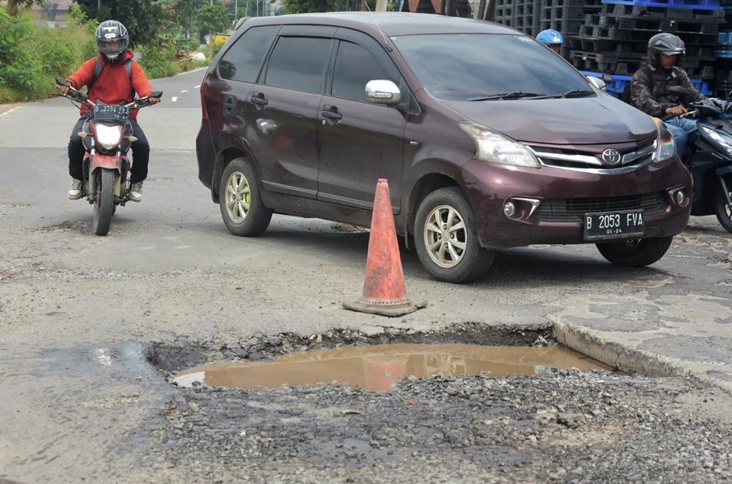 Kembali Keluhkan Jalan Rusak