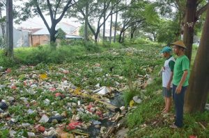 Saluran Irigasi Tertutup Sampah Sepanjang 300 Meter