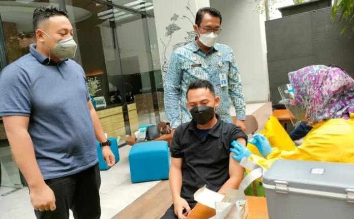 Satgas Covid-19 Beri Vaksin Booster bagi Pelaku Usaha Perhotelan
