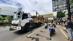 Kagok Nyalip, Pengemudi Ojol Tewas Terlindas Truk Pengangkut Mobil di Jalan A. Yani Bekasi