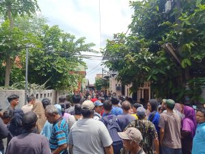 Warga Terus Berdatangan ke Kavling Nusantara Harapan Jaya Bekasi Utara, Tonton Penggalian Jasad yang Dicor