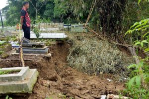 TPU Kampung Ketapang Terancam Longsor