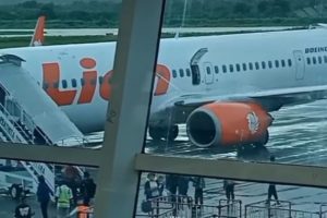 Ponsel Penumpang Keluar Asap, Lion Air Kupang-Surabaya Batal Terbang
