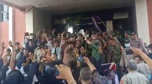 Massa Aksi Demo Merangsek Masuk ke Ruang Paripurna DPRD Kota Bekasi