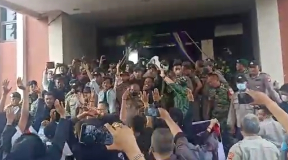 Massa Aksi Demo Merangsek Masuk ke Ruang Paripurna DPRD Kota Bekasi