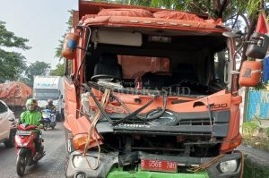 Dua Truk Sampah Terlibat Laka