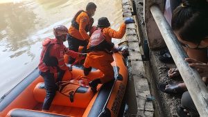Jasad Pria Berambut Pirang Mengambang di Kalimalang