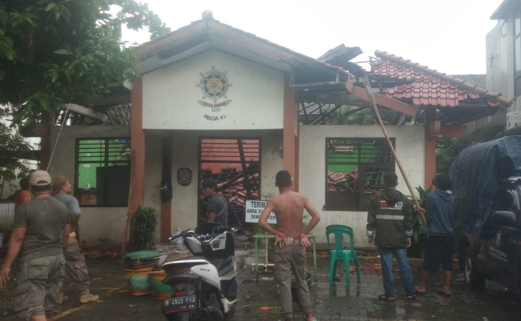 Markas Satpol PP Bekasi Timur Ambruk