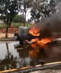 Mobil Pikap Pengangkut Minyak Goreng Ini Terbakar di Kranji