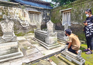 Jelajah Makam-Makam Kuno, Belajar Arsitektur dan Sejarah hingga Mencari Garis Keturunan Keluarga
